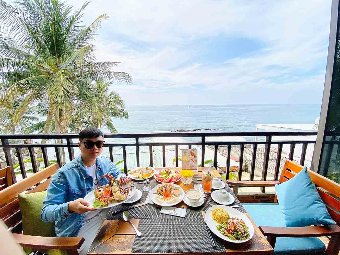 Nhà hàng xin chào Phú Quốc với view biển siêu xinh.